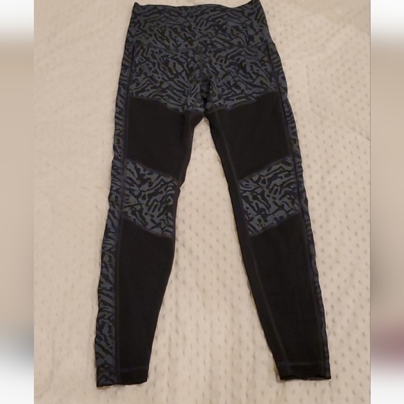 Lululemon Hot To Street Camo Mesh Legging 6 - Picture 5 of 10